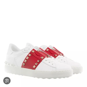 Röda Valentino skor med guldiga nitar❤️ - Säljer mina röda valentino skor med guldiga nitar, inköpta från Farfetch runt 1,5 år sedan! 💕🥰De är i storlek 40..Inköpta för runt 7800kr, men säljer för betydligt mindre pris! Skriv vid intresse💕