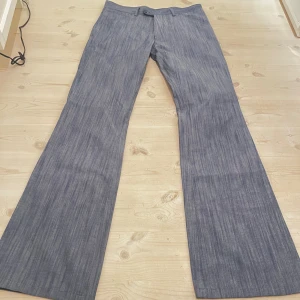 Lågmidjade kostymbyxor  - Så fina lågmidjade kostymbyxor köpta här på Plick men tyvärr för små