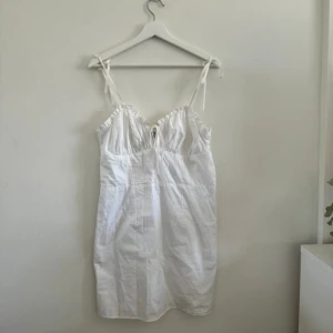 Studentklänning - Söt miniklänning som är perfekt till studenten eller midsommar. Klänningen är ifrån NAKD och är i storlek 40💗