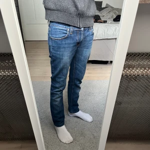 Nudie jeans  - Säljer dessa Nudie jeans i modellen tight long John. Storleken är 28/32 men skulle säga att dem snarare passar 28/30 (jag är 170cm lång så dem passar 165-170 beroende på hur du vill att dem ska sitta. 