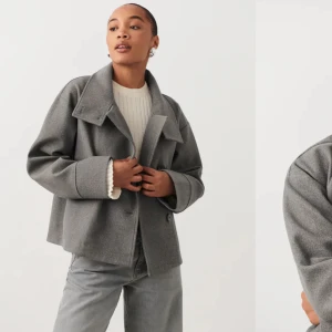 Kort kappa grå - Super snygg grå kappa som aldrig används. Storlek s, nypris 599kr💕skriv för egna bilder