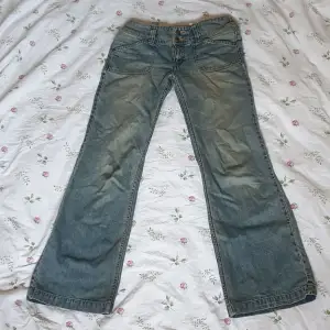 För snygga blåa bootcut lågmidjade jeans med jätte coola detaljer. Från H&M i storlek S💞