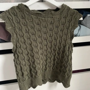 Stickad T-shirt  - Säljer denna superfina gröna stickade t-shirt från Only då den tyvärr inte har kommit till användning. 