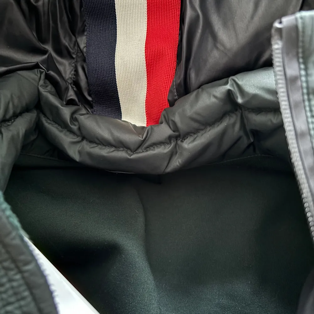 Moncler cardigan i flis, köpt på NK i Göteborg i december för runt 10 000, bra skick hör av er om ni undrar något . Jackor.