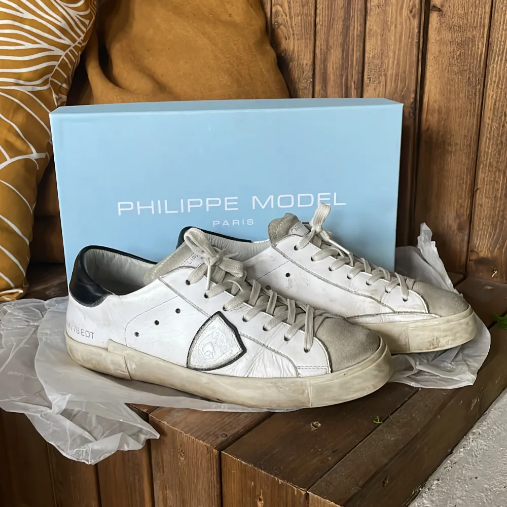 Ett par Philippe model skor i storlek 40, de är i mycket bra skick och där av priset men priset kan diskuteras vid snabb affär. Jag tar även emot byten,  Om du har några funderingar hör bara av dig 👌👌. Skor.
