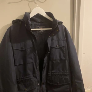 Field jacket - Tjena! Säljer nu min kompis as feta field, den är köpt för ca 1799 och den passar perfekt på 180 cm. Vid fler frågor elelr bilder skriv gärna! mvh Harry 