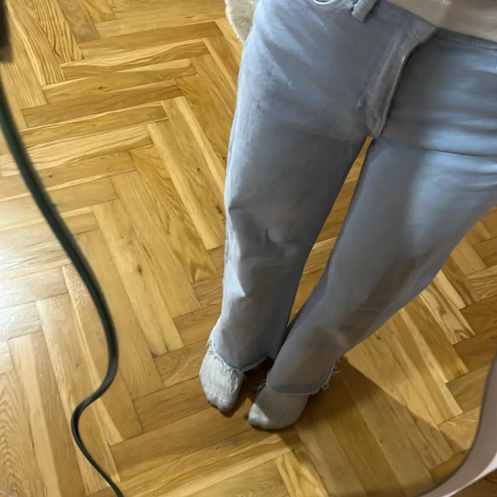 Blåa jeans, nästan nya, jättebra skick, priset kan diskuteras, dom är fina o ljusblåa perfekt för sommaren, priset kan diskuteras🩷. Farkut & Housut.