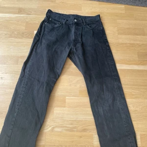 Weekday Spacd - Säljer nu mina svarta weekday jeans i modellen space då det inte är min stil. Nypris 600kr. De är i ett bra skick då de är använda ett få tal gånger. Storlek 30/30 men mycket mer breda än ett par ”vanliga” jeans  Pris kan diskuteras vid snabbaffär. 