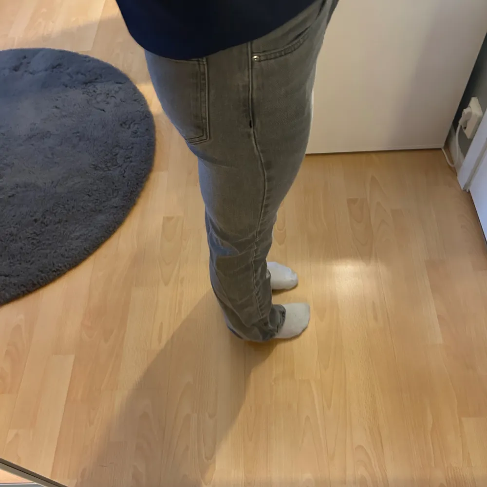Superfina gråa boutcut jeans från Gina i färgen grå, säljer pågrund av att ja börjar växa i dem. Användt ett par gånger men väldigt bra skick! Skriv för fler funderingar & mer bilder.❤️🤗. Jeans & Byxor.