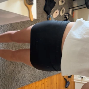 Minikjol - Supersnygg minikjol, jag har vikt ner den så blir den perfekt så man kan välja hur kort/lång den ska vara💞💞 