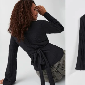 Svart blus från Gina Tricot  - Jättefin blus som är slutsåld i alla storlekar på deras hemsida! Fick tag på en blus men visade sig vara alldeles förliten för mig så kan dessvärre inte visa hur den ser ut på! Storlek S helt oanvänd (dock sitter inte prislappen kvar) 💕