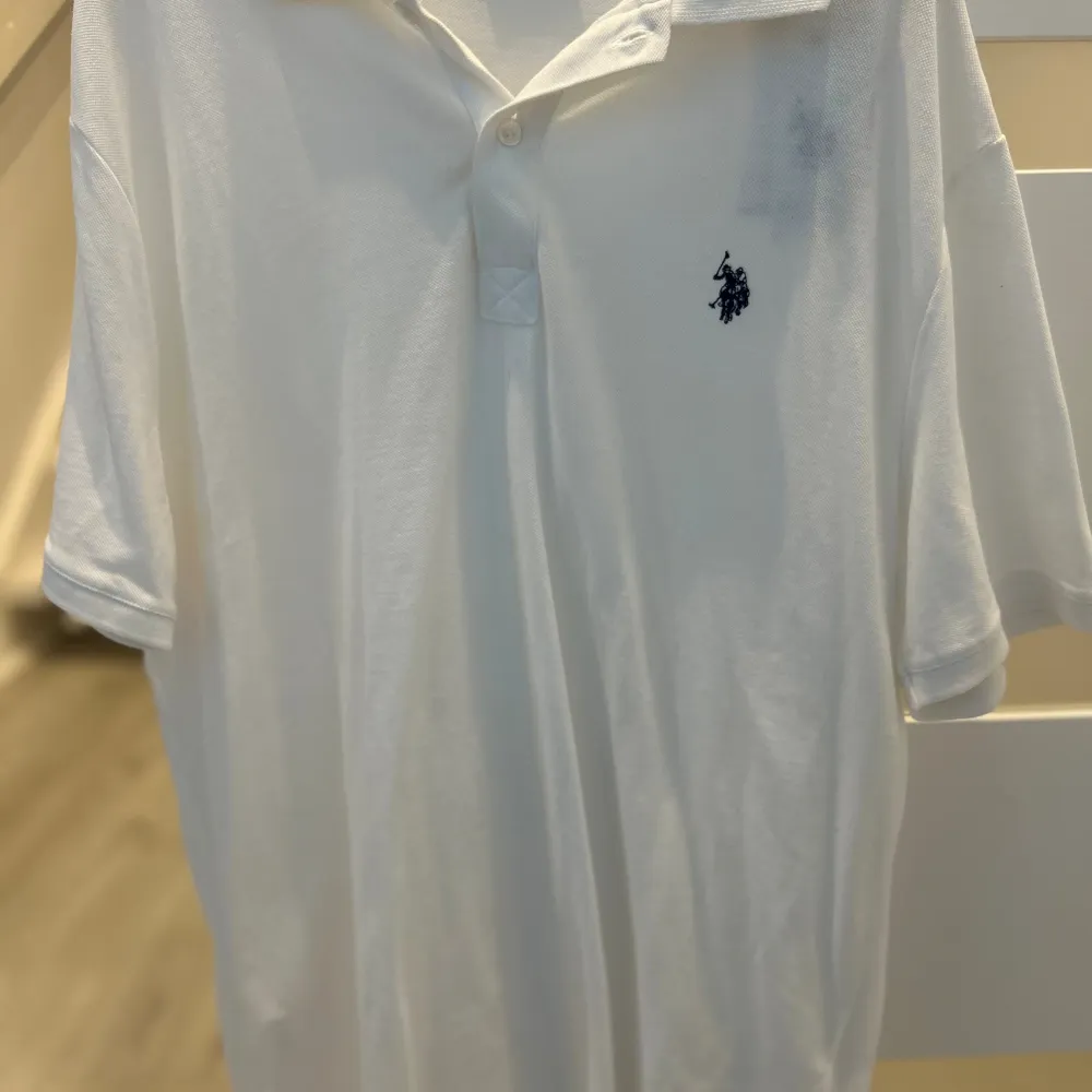 En vit stilig fin polo tröja som är oanvänd med prislapp på. Storlek L och säljs för 200kr . Skjortor.