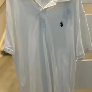 En vit stilig fin polo tröja som är oanvänd med prislapp på. Storlek L och säljs för 200kr 