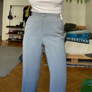 Supersköna kostymbyxor! - Har verkligen varit mina favoriter men nu är dem lite tajta för mig i midjan! Raka i benen och mjukt material🌟