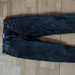 Jeans från Gina & Tricot i modellen ”low straight petite”