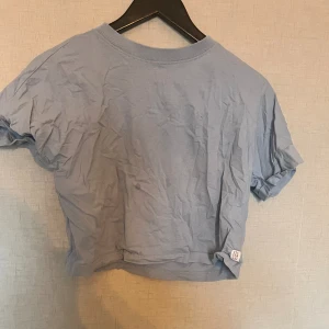T-shirt från lager 157 - Jätte fin blå tröja från lager 157, har använts ganska många gånger. Har en liten fläck på tröjan men som inte syns så mycket