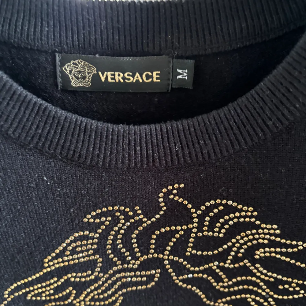 Säljer en riktigt snygg & unik Versace tröja som tyvärr har krympt i tvätten från M till XS och blivit för liten för mig men utöver det har den inga andra defekter.  Nypriset ligger runt 2500kr Kom privat för fler frågor och priset går att diskutera😃. Tröjor & Koftor.