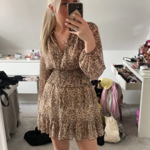 Mönstrad klänning🐆💘💘 - Superfin mönstrad klänning från Zara i storlek Xs, knappt använd 💘💘💘
