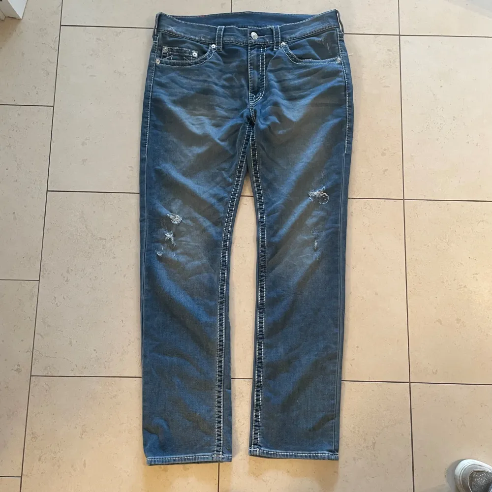 jättefina true religion jeans:) köpta i usa, midja rakt över=48cm. innerben =84cm benöppning=21cm. kom privat om du undrar något. Jeans & Byxor.