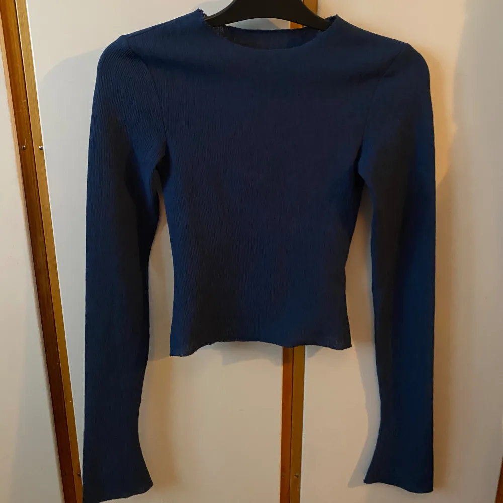 Säljer denna fina mörkblå långärmade tröja från Alice Stenlöfs klädkollektion A-DSGN. Bra skick, nästan aldrig använd skulle jag säga! Går ej längre att få tag på! Kan även tänka mig att byta mot en xs eller s!. Toppar.
