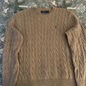 Polo Ralph Lauren - Jag säljer min polo Ralph Lauren stickad eftersom jag inte använder den längre. Köpte den för 2400kr och säljer den för 1000kr. Den är exakt som ny och knappt använd