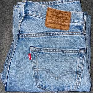 Blåa Levis jeans som inte kommer till använding. Mycket bra skick och bara använt ett fåtal gånger. W30 L32
