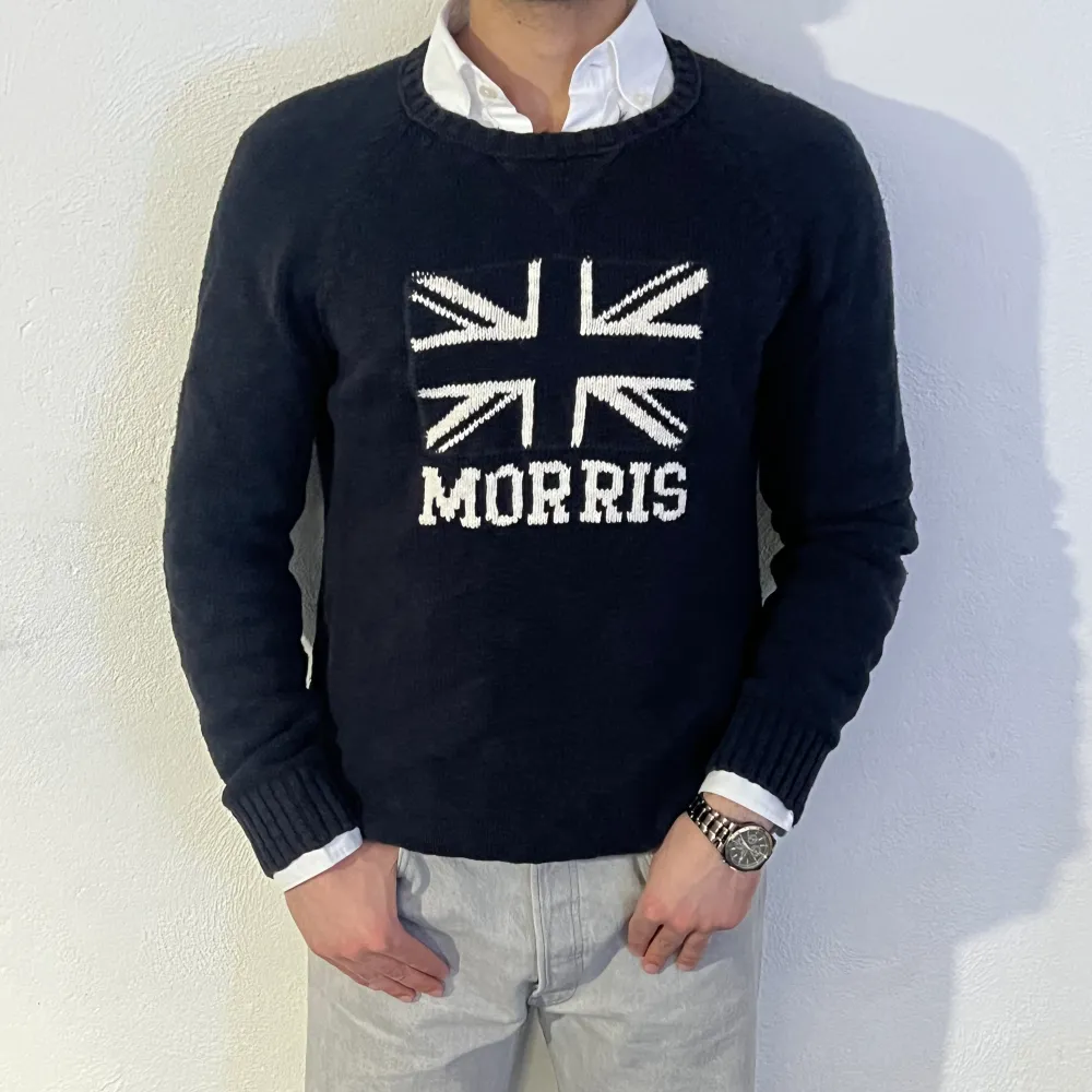 Morris stickad tröja, jättefin och felfri. Den är i storlek L. Nypris ca 1500kr Modellen är 180cm, väger 73 kg. Tröjor & Koftor.