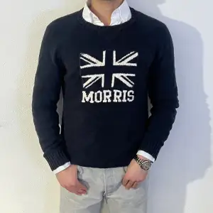 Morris stickad tröja, jättefin och felfri. Den är i storlek L. Nypris ca 1500kr Modellen är 180cm, väger 73 kg