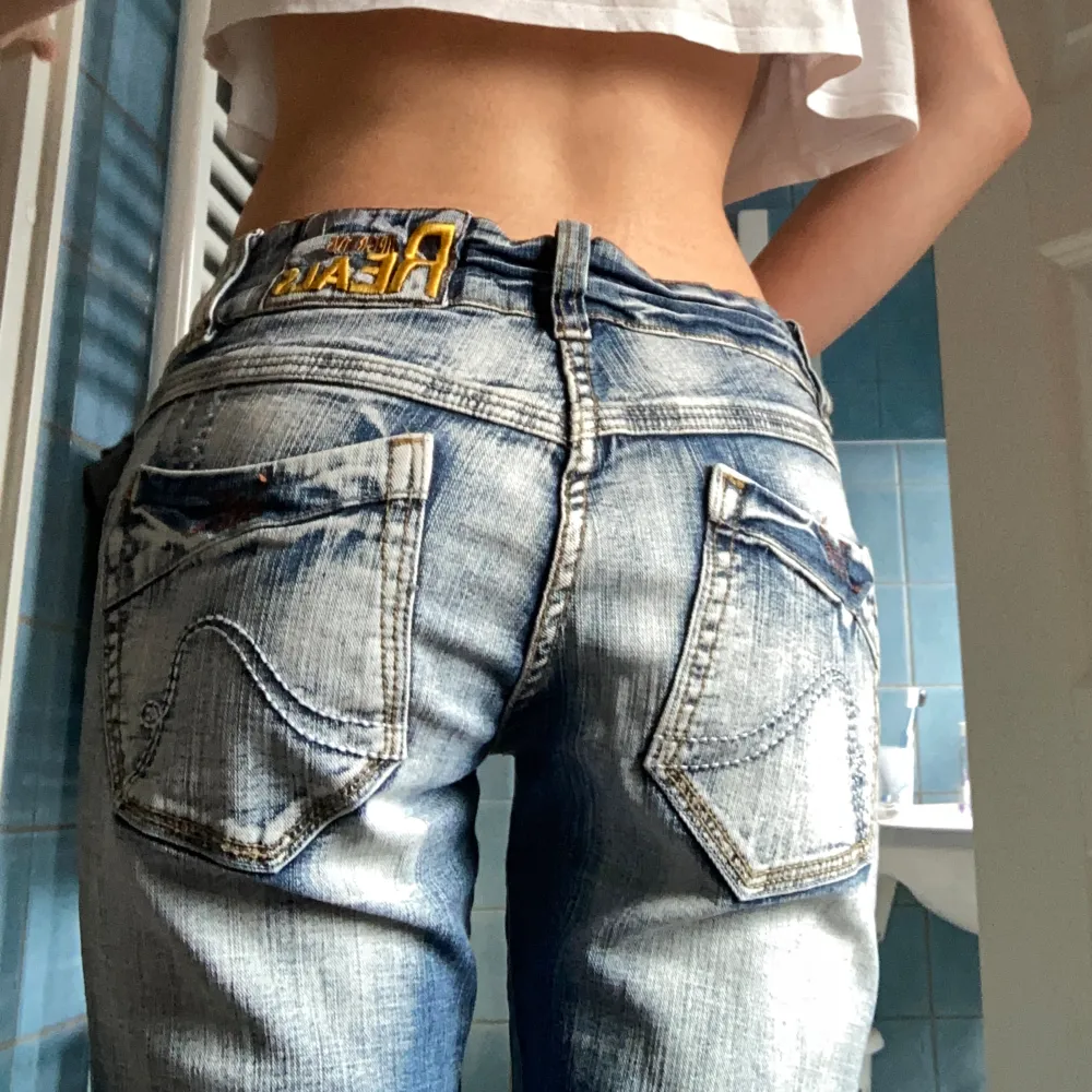 Så snygga lågmidjade bootcut jeans med coola fickor och detaljer! Fint söm och dem sitter så snyggt💝. Jeans & Byxor.
