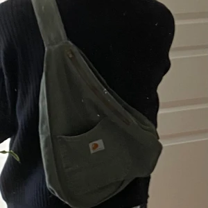 Carhartt axelväska Rapsfält - Helt unik homemade militärgrön axelväska gjord av Rapsfält. Enkel, rymlig och passanade för sommaren.  Endast förslag på pris. 