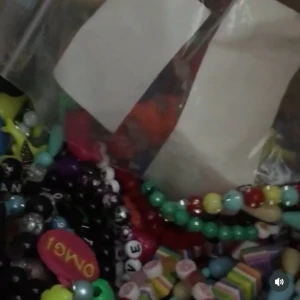Jag gör egna armband - Jag gör egna armband man får skriva till mig via chatten vilka pärlor man vill Haninge vilka bokstäver eller siffror man vill ha och vilken berlock så skickat jag bilder på dem som finns att välja mellan