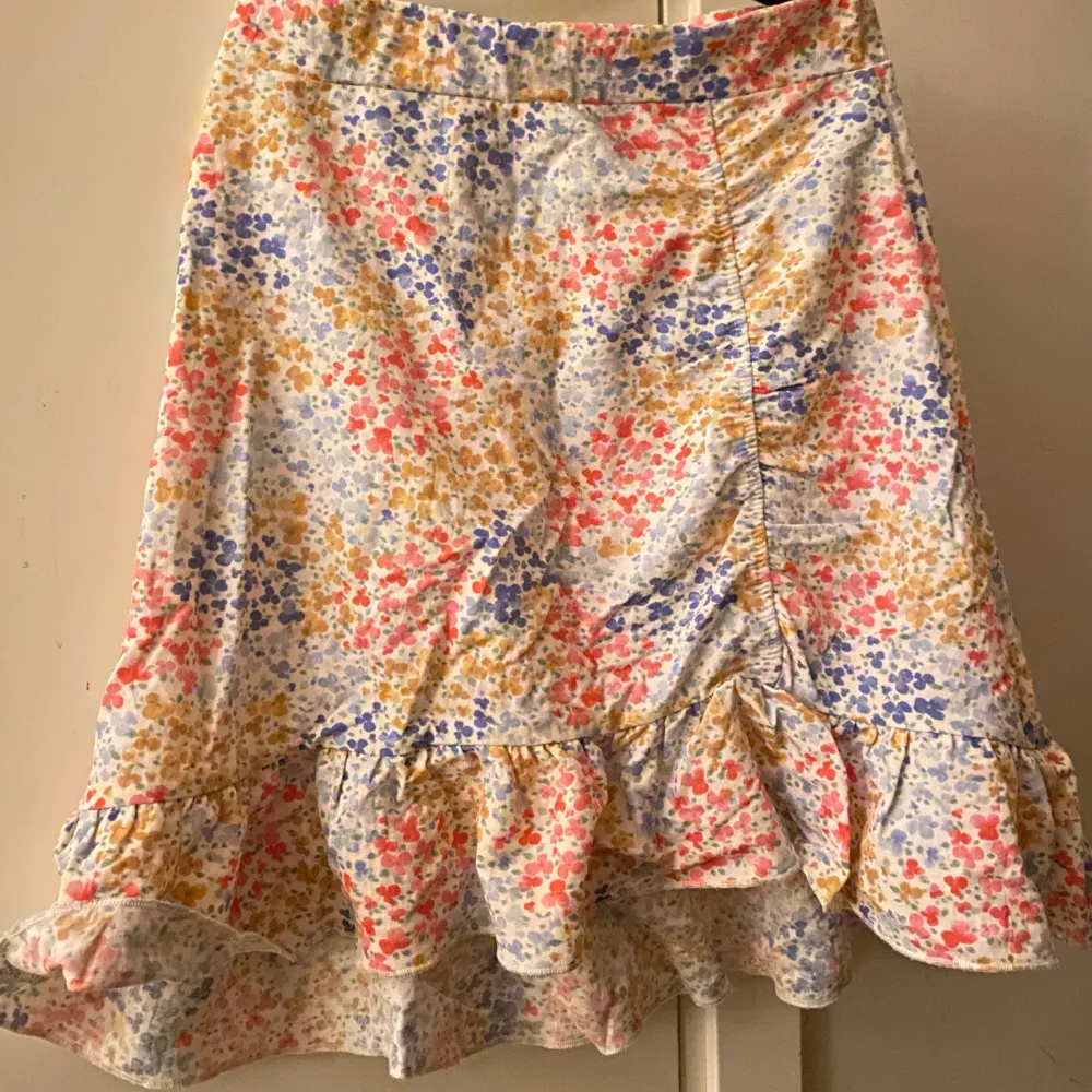 Kjol från Gina tricot perfekt till sommaren, storlek S💗. Kjolar.