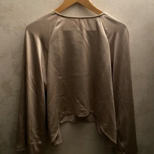 Fest Blus - Blus från Gina tricit, använd ca 4 gånger :)