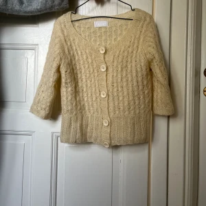 Trekvartsärmad kofta - Söt trekvartsärmad kofta i krämvitt/begie💗Mycket fin kvalitet och skick! Passar S/M. Från märket Bruuns Bazaar. Skriv vid funderingar och kolla in mina andra annonser❣️