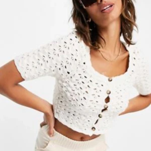 Virkad topp / T-shirt Topshop - En virkad topp/T-shirt från Topshop Storlek M  Kan även passa S om man vill ha lite loose fit  Fint skick! 