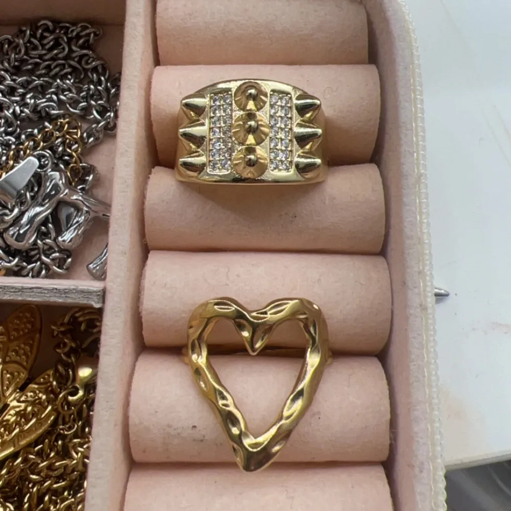 Säljer dom här skit snygga säljer dessa ringar då jag inte använder guld längre💗helt rostfria och aldrig använda💕kom privat för mer bilder💘 120kr för båda💗. Accessoarer.