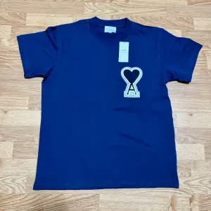 Ami paris t-shirt i storlek S men passar som M/L, väldigt bra skick dock för stor för mig.🌟  Pris kan diskuteras vid snabb affär✅