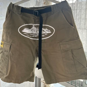 Corteiz Cargo Short Kahki Green - Använda men i perfekt skick. Original förpackning medföljer. Skriv för frågor :)