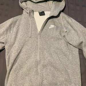 Nike zip hood  - Storlek xs men passar även S, skick 8/10. Säljer på grund av den ä för liten. Men de är en riktigt schysst zip