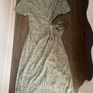 Grön blommig kläning - Använd några gånger