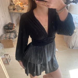 Klänning  - SUPER snygg klänning ❣️❣️lite glittrig, perfekt till fest tex💞