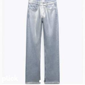 Super snygga jeans från Zara med silver/metallic stuk🪩