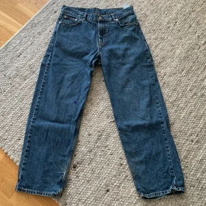 Sweet skbts - Ny skick! Har en liten färg fläck som jag la in bild på! Har ett litet märke eftersom jag har sytt ihop ett litet hål men det syns inte när man har på dem! 