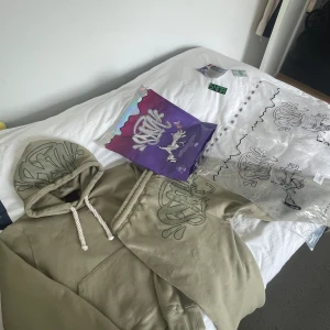 Syna World tracksuit  - Helt ny Syna World tracksuit i storlek M( men passar även S ). Allt som ni ser på första bilden medföljer. Fraktar bara( ni kan betala säkert med plick)  Kontakta mig för mer info