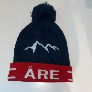 Åre mössa - Denna Åre mössa är använd 1 gång ganska ny bäst skick köpt på stadium i Åre. Pris kan pratas om i dm 