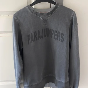 Parajumpers tjocktröja - grå - Parajumpers tjocktröja Grå färg Finns inga skador/ fläckar, skick 8/10 Storlek: L i barnstorlek men passar XS/S i vuxenstorlek