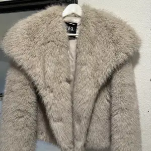 Säljer min jacka ifrån Zara som är i nyskick. Endast testad pga fel storlek Storlek S <3