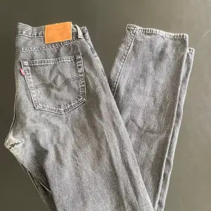 Tja, säljer nu ett par Levis jeans. Modellen är 501. 8/10 skick, en defekt som kan ses på bild nummer 2. 