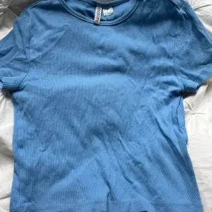 Blå crop top T-shirt.