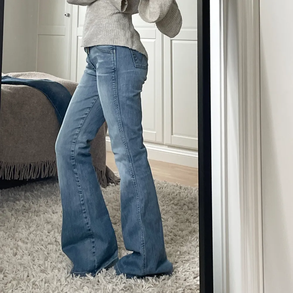 Från wrangler. Midjemåttet är 37cm tvärs och över 81cm i innerbenslängd🫶 Hör av er vid frågor!. Jeans & Byxor.